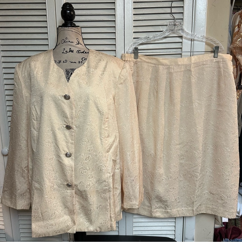 St Anthony Evenings Plus size skirt suit